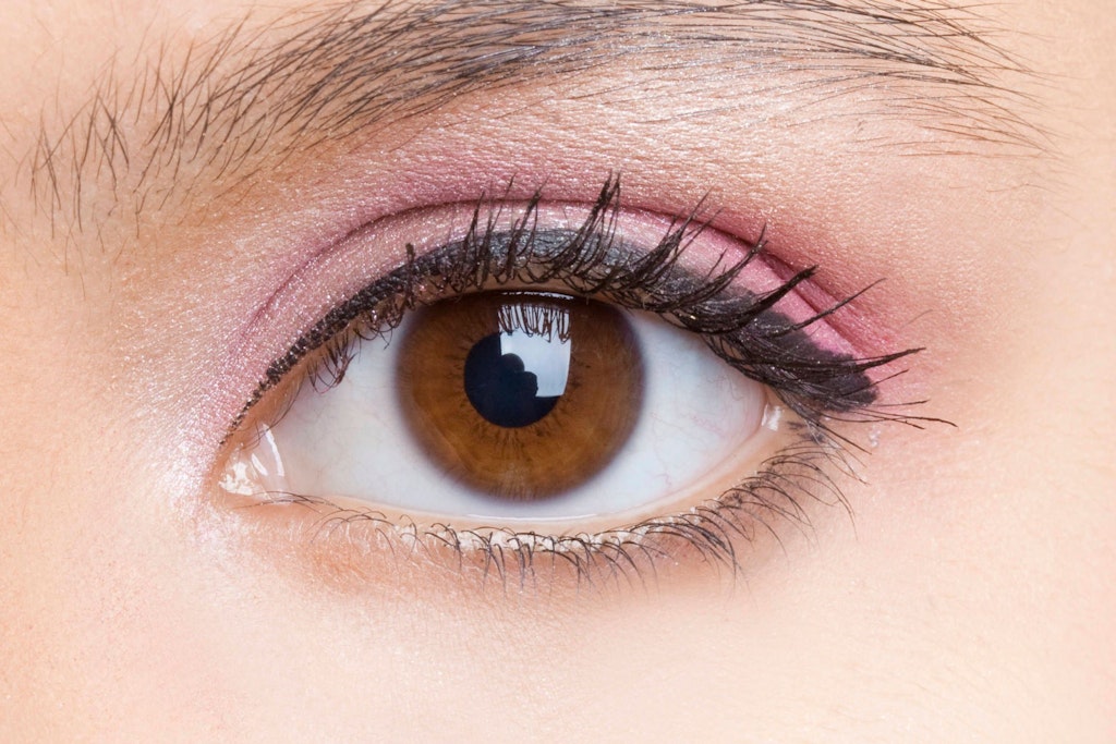 Wer seine Wimpern künstlich verlängern möchte, muss oft zum Kleber greifen - magnetische Wimpern sollen Zeit und Nerven sparen.