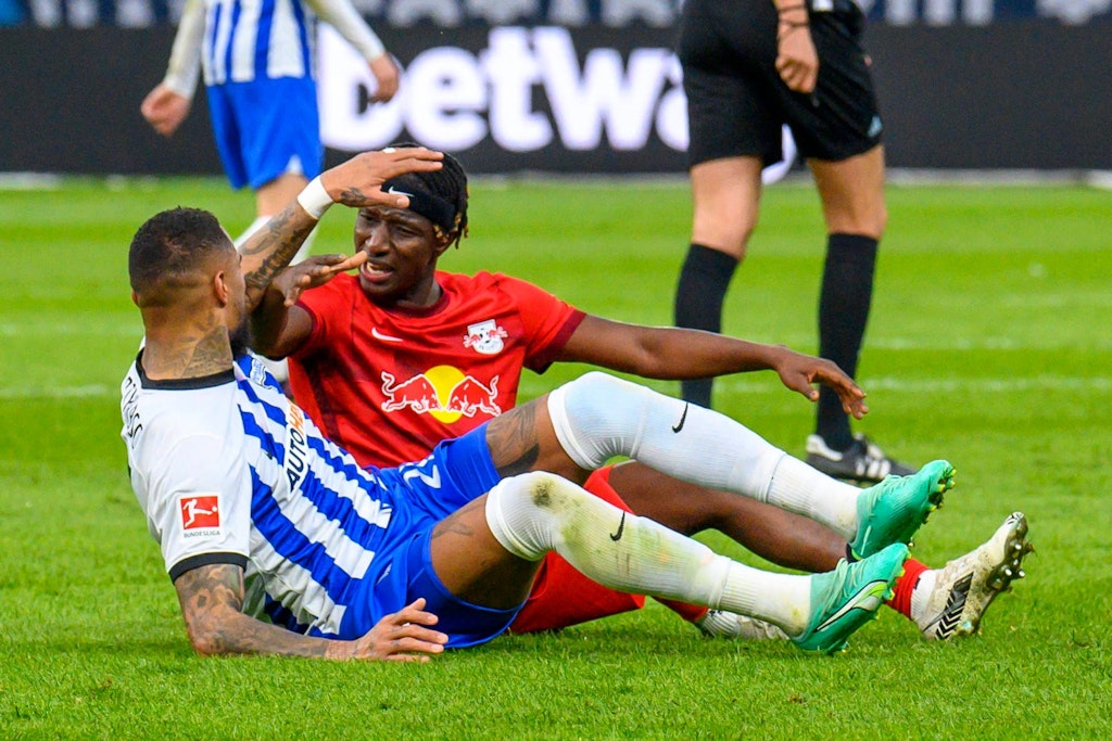 Prince Boateng lieferte sich gegen RB Leipzig einige hitzige Duelle, geriet vor der Pause mit Amadou Haidara aneinander. 