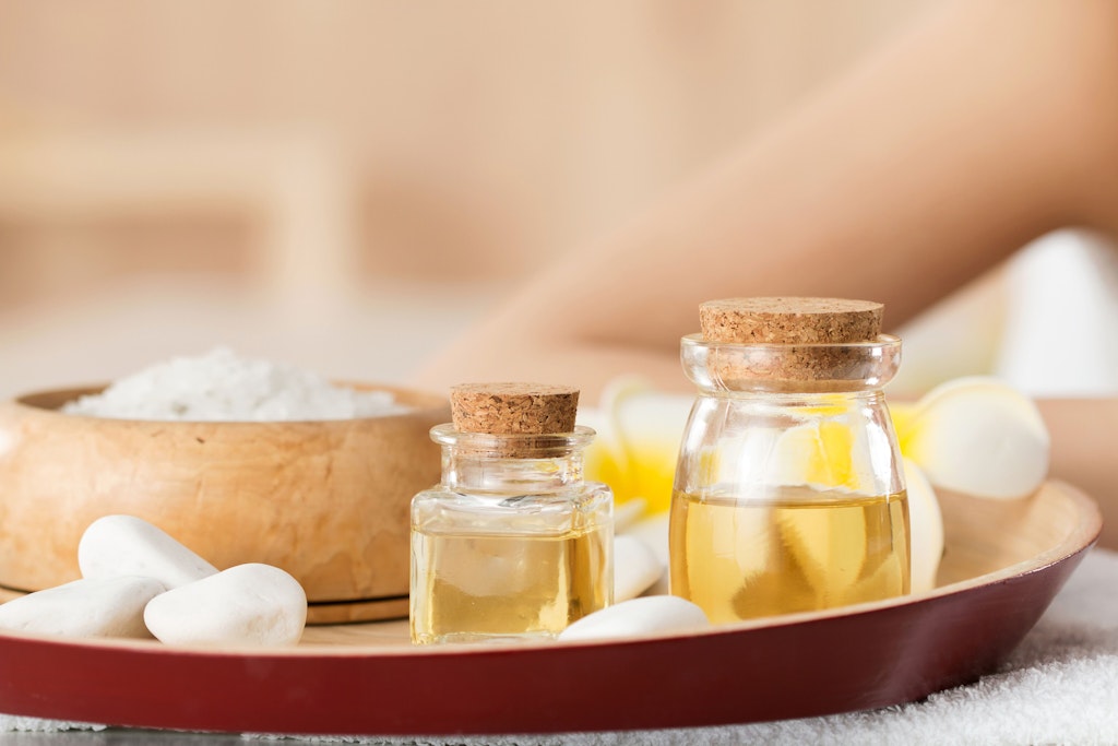 Fläschchen mit aromatischen Ölen in einem Massagesalon.