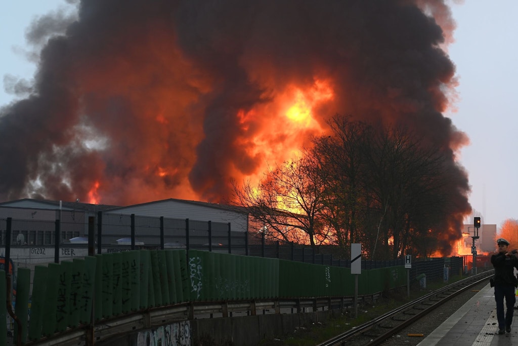 Hamburg wurde am Ostersonntag von einem Großbrand erschüttert.