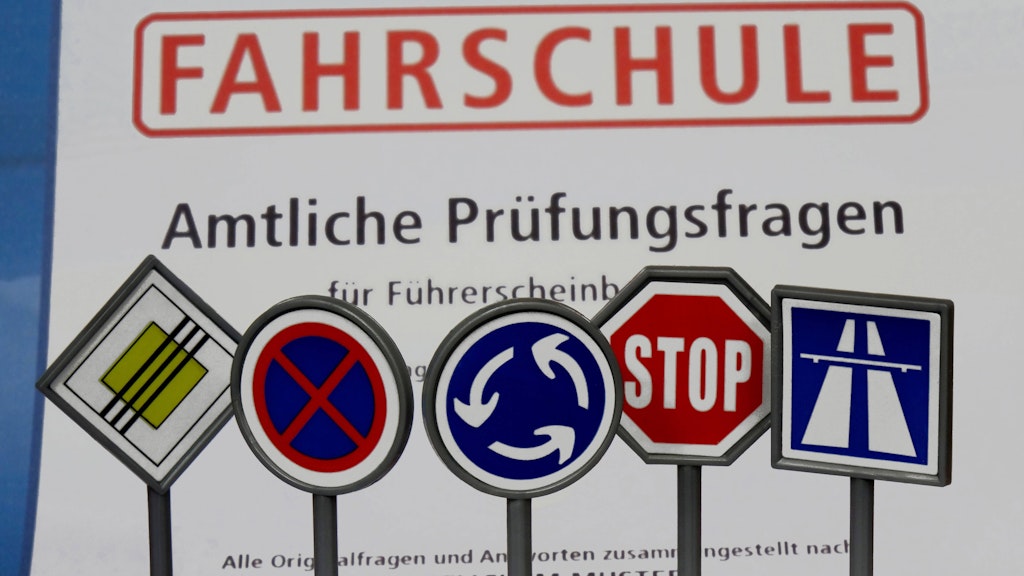 Wer hierzulande als Fahrlehrer arbeiten will, muss mindestens 21 Jahre alt sein - und braucht nur nicht jede Menge Wissen zu den Verkehrsregeln. Das Alte r wurde jetzt bei „Wer wird Millionär“ abgefragt.