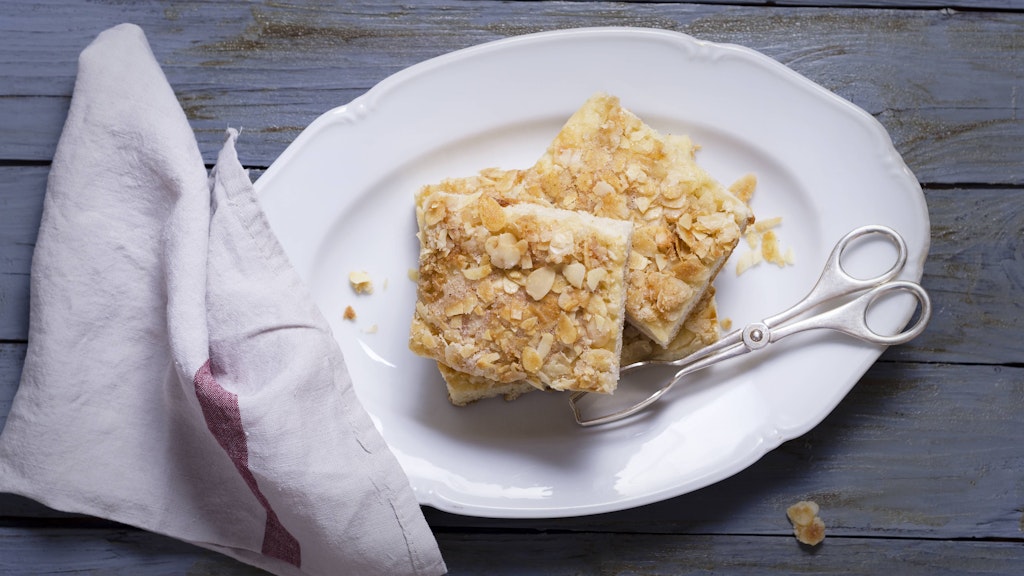 Genießen Sie diesen köstlichen Zuckerkuchen mit reichlich Butter zum Kaffee - das Rezept stammt aus Omas Kochbuch.