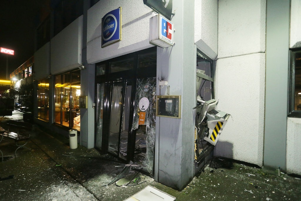 Nach einem „Besuch“ von Kriminellen sehen Geldautomaten oft so aus. 