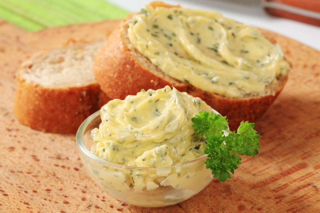 Leckere Kräuterbutter kann man mit wenigen Zutaten einfach selber machen.