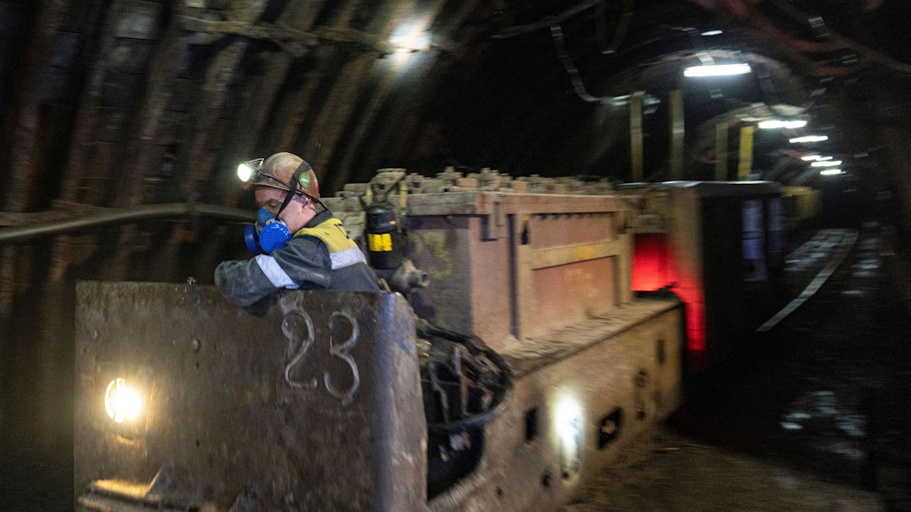 Zugverkehr unter Tage in einem Bergwerk der Oblast Dnipropetrowsk