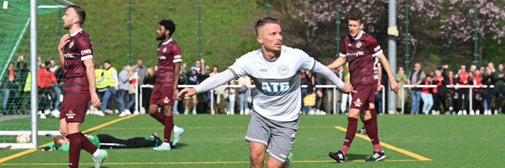 Lukas Rehbein völlig enthemmt. Eben hat er das 3:1 gegen seinen Ex-Klub BFC Dynamo geschossen. Am Ende gewinnt Sparta Lichtenberg sensationell mit 5:1 im Halbfinale des Landespokals.