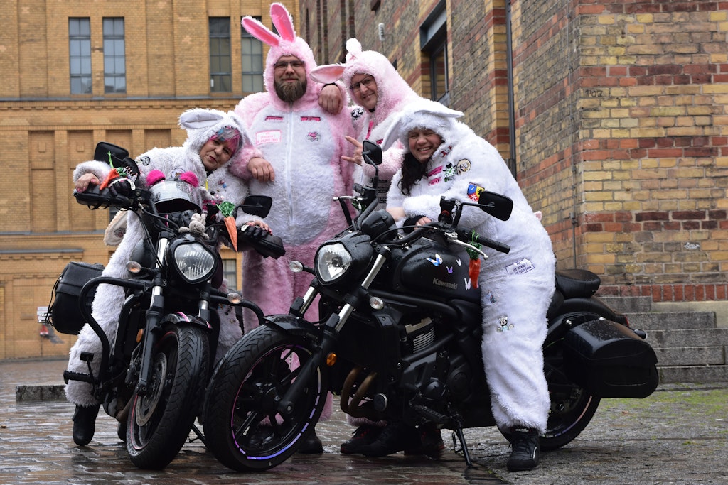 Mitglieder des Berliner Motorradvereins Streetbunnycrew mit ihren Bikes und langen Ohren. 