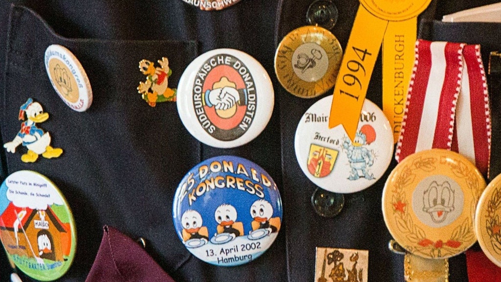 Donaldisten-Ehrenbuttons an der Weste eines Mitglieds beim alljährlichen Enten-Gipfel der Donald-Duck-Fans. (Archivbild)
