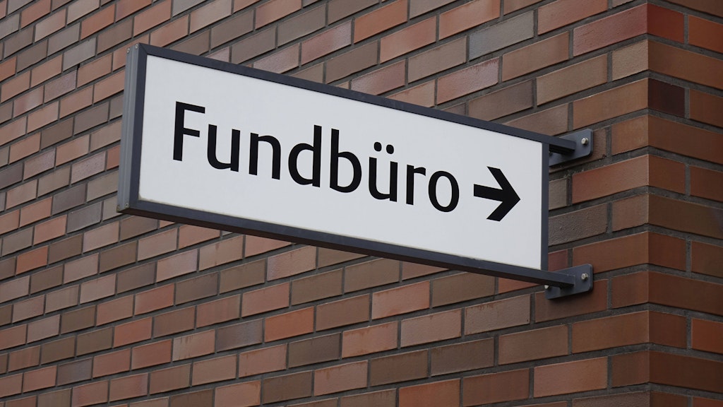 Darf man gefundenes Geld behalten? Die Antwort lautet: Jain. Alle Fundgegenstände mit einem Wert von mehr als 10 Euro sollten ins Fundbüro gebracht werden.