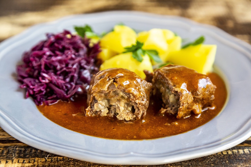 Zum Osterfest sind Rouladen ein leckeres Festtags-Gericht - aber was tun mit übrig gebliebenen Kartoffeln und Rotkohl? Mit diesem Rezept machen Sie daraus leckeren Auflauf.