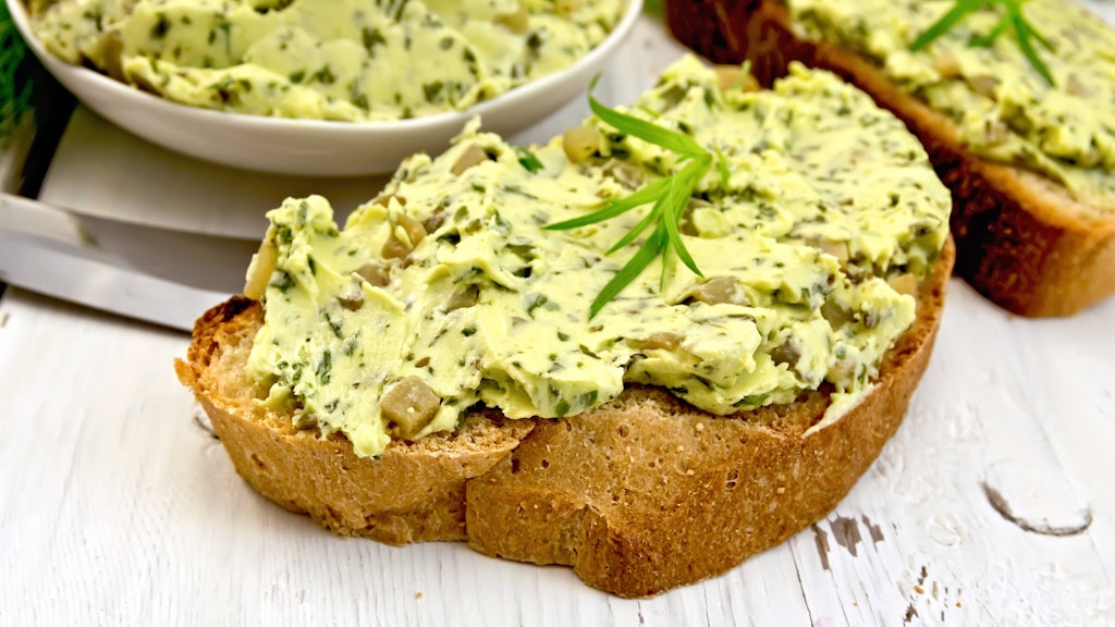 Die selbstgemachte Kräuterbutter schmeckt auf Baguette oder Gegrilltem einfach köstlich.