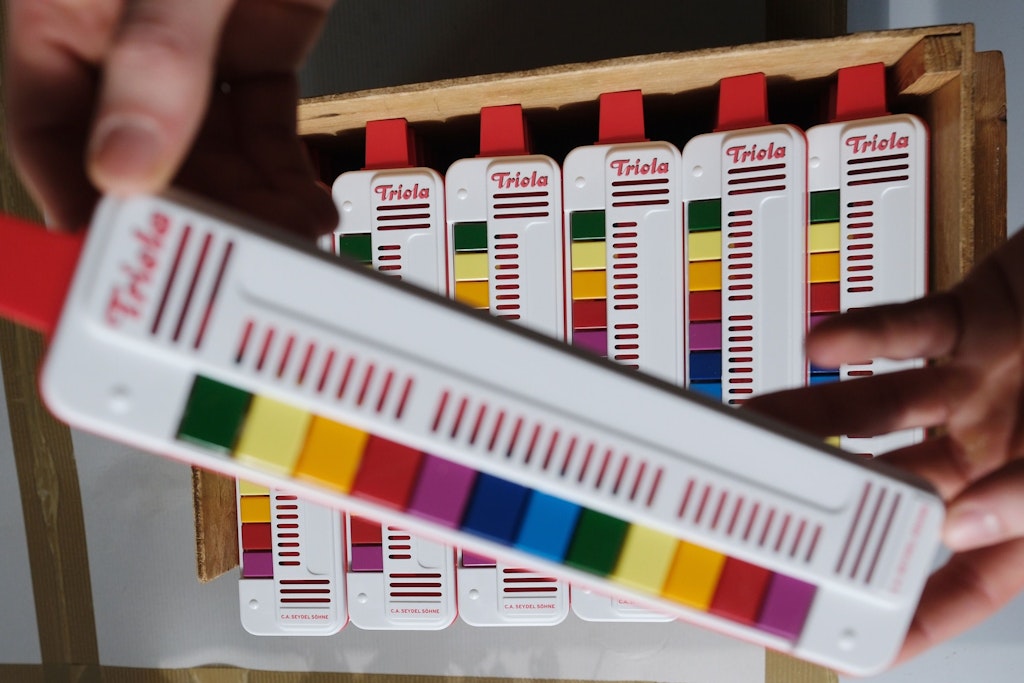 Die Triola kannte in der DDR fast jedes Kind. Nun feiert das Spielinstrument sein Comeback auf einer der größten Musikmessen in den USA. 
