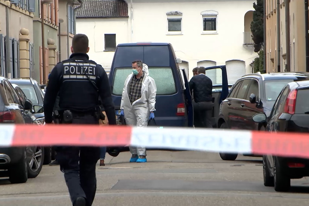 Einsatzkräfte von Polizei und Spurensicherung in Hockenheim