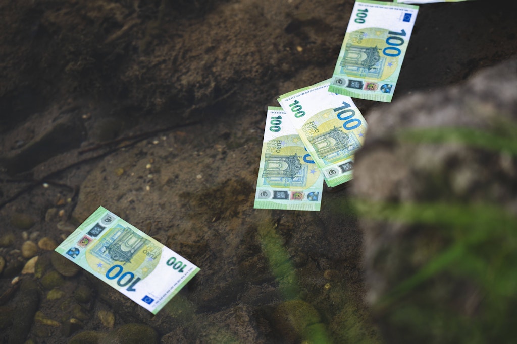 Wer Geld auf der Straße findet, ist erst einmal glücklich - aber: Darf man gefundenes Geld wirklich behalten?