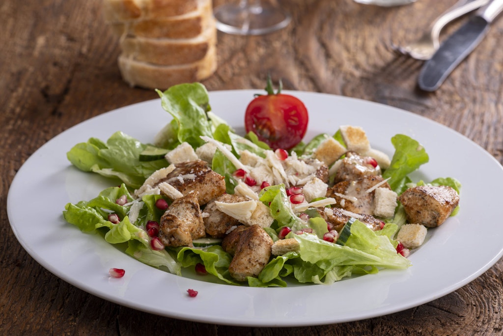 Nudelsalat nach Caesar-Art ist eine Kombination aus leckerem Caesar Salad und satt machenden Nudeln.