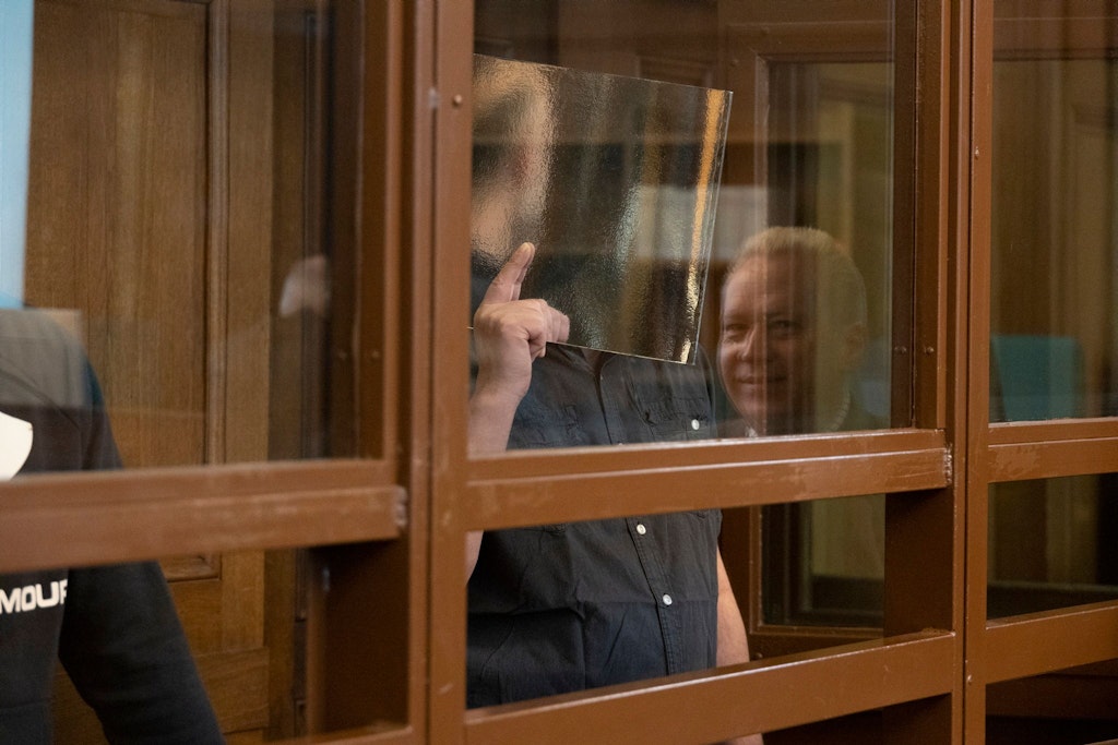 Auf der Anklagebank im Berliner Landgericht: Georgi L. (57), im Glas spiegelt sich der Anwalt.