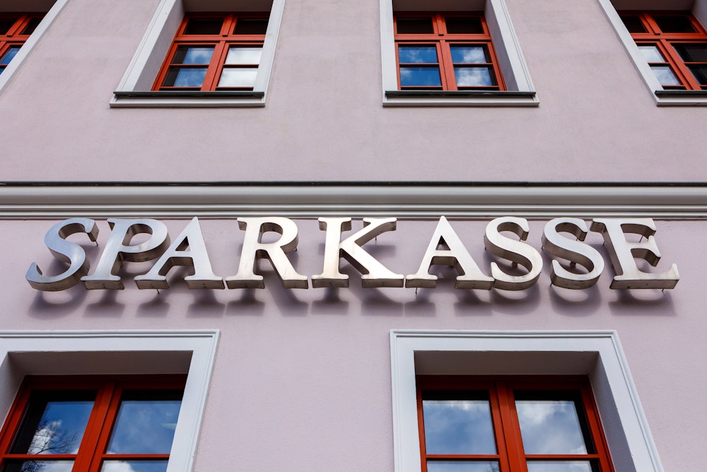 Die Täter räumten Schließfächer einer Sparkasse in Strausberg leer (Symbolfoto).
