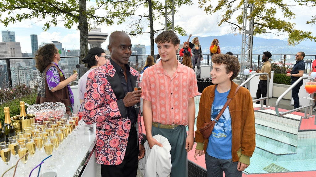 Niklas Chrom (Levi Busch) lernt bei „Das Traumschiff“ Bruce Darnell kennen.