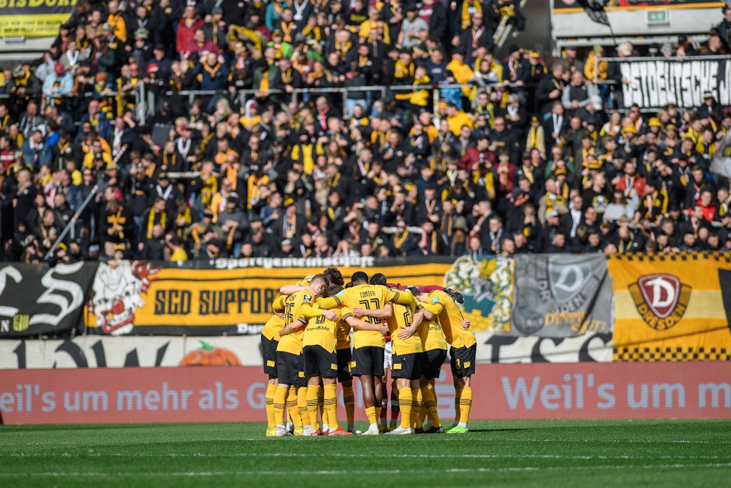 Dresdens Drittliga-Kicker stimmen sich vor dem Spiel mit ihren Fans im Rücken ein.