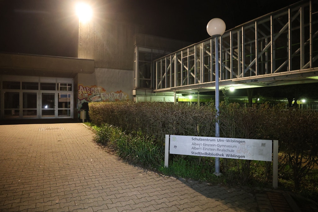 Ein 40-jähriger Mann hat in Ulm nach ersten Erkenntnissen der Polizei seine sieben Jahre alte Tochter mit einem Messer getötet.