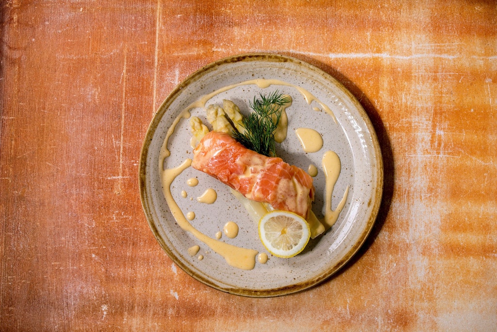 Spargel mit Lachs ist eine echte Gesundheitsbombe.