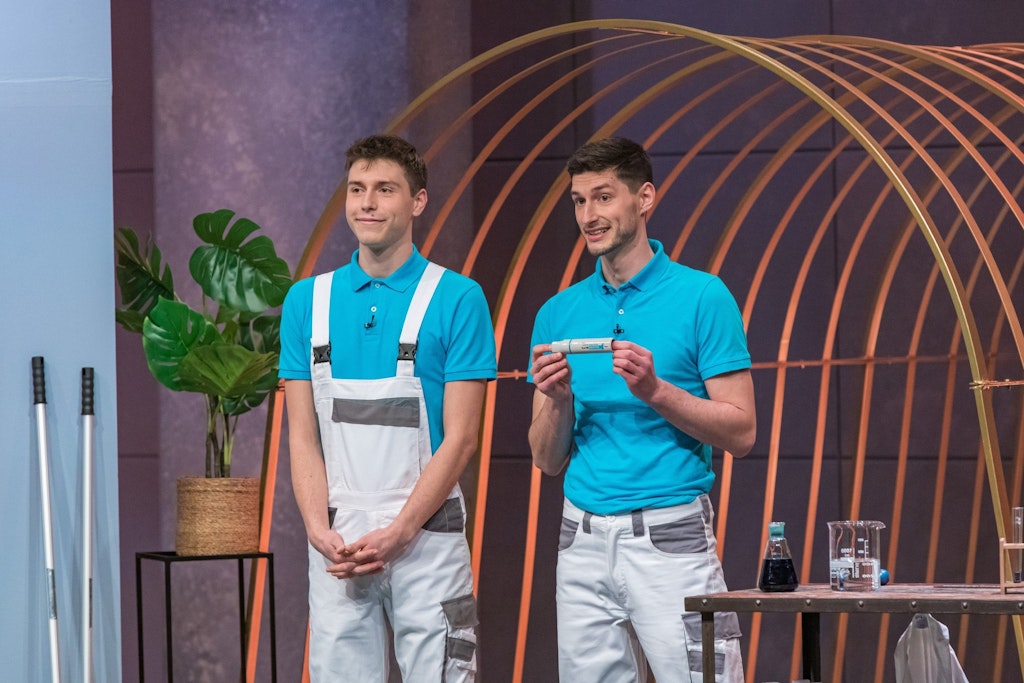 Simon und Robin Biener präsentieren bei „Die Höhle der Löwen“ mit DeckenBlitz einen Markierstift für Decken und Wände.