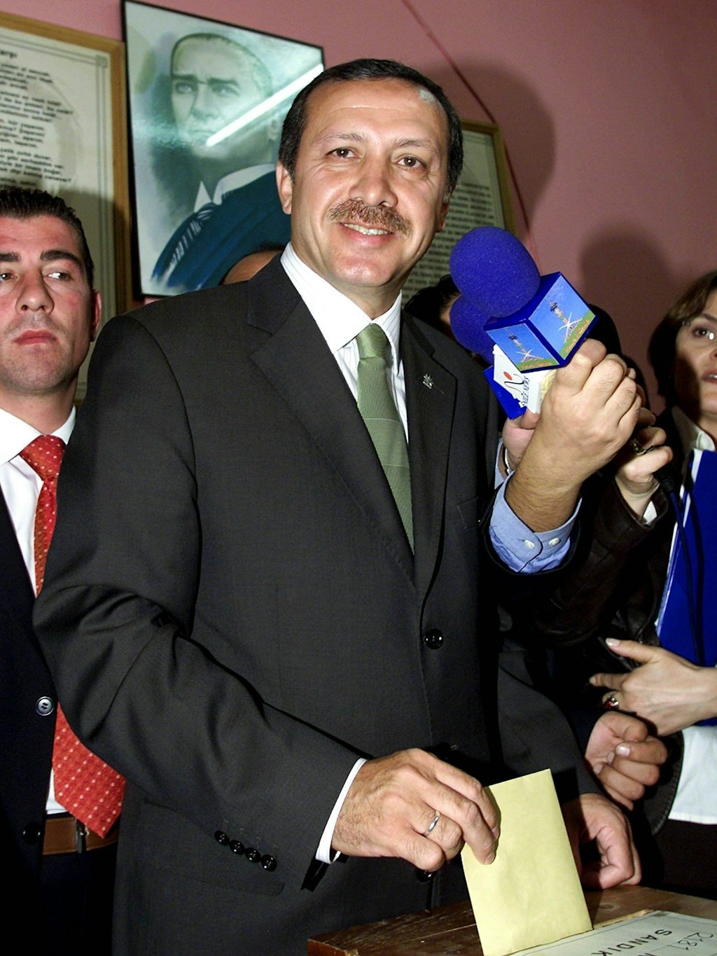 Ein optimistischer Recep Tayyip Erdogan bei der Wahl 2002, die ihn 2003 ins Amt des Ministerpräsidenten brachte. Mit der säkularen Türkei Atatürks, dessen Bild hinter ihm hängt, hat die Erdogan-Türkei nicht mehr viel zu tun.