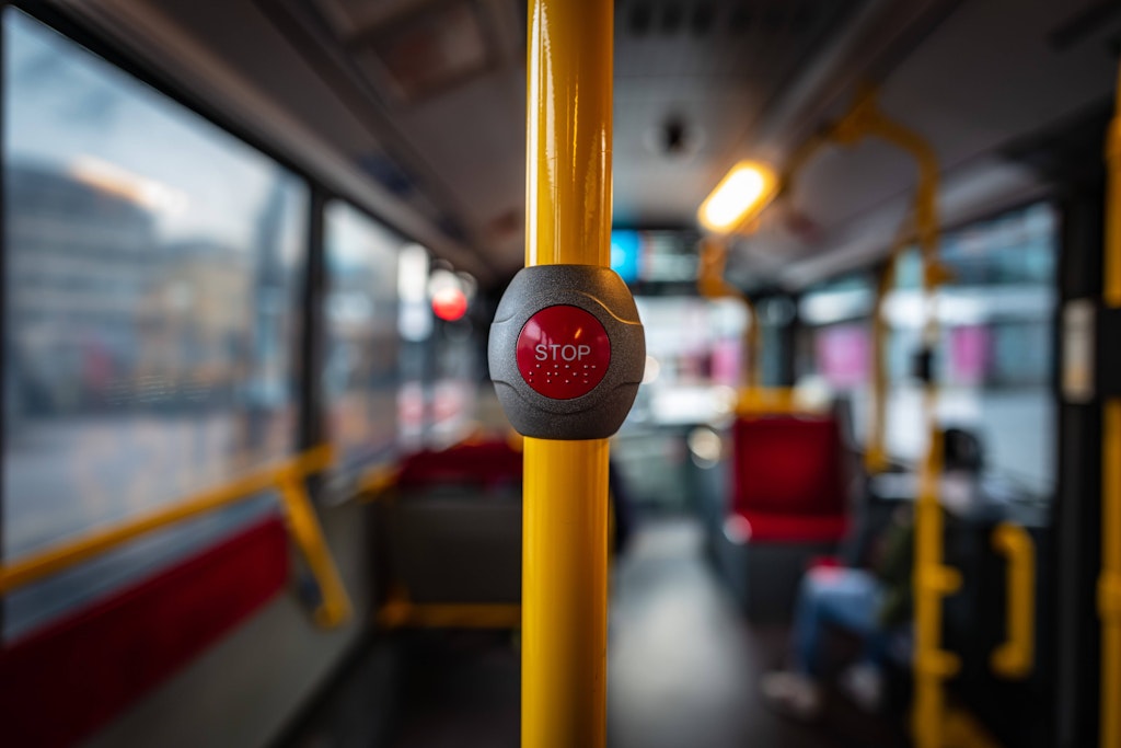 Ein Linienbus des Hamburger Verkehrsverbundes (HVV): Auf mehreren Buslinien waren Sitzplätze mit ätzender Flüssigkeit präpariert worden.