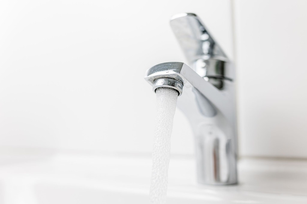 Wasser fließt ungenutzt durch einen geöffneten Hahn. Solche Verschwendung können sich die Berliner nicht mehr leisten.