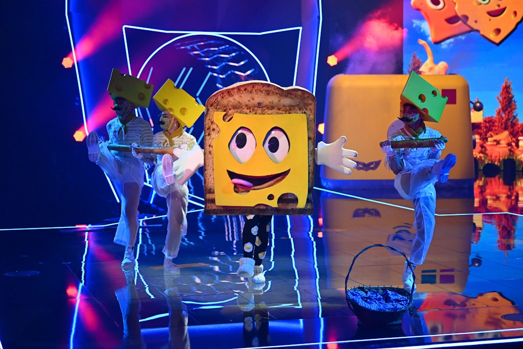 In der zweiten Folge von The Masked Singer wurde der Toast mit Käse verziert.