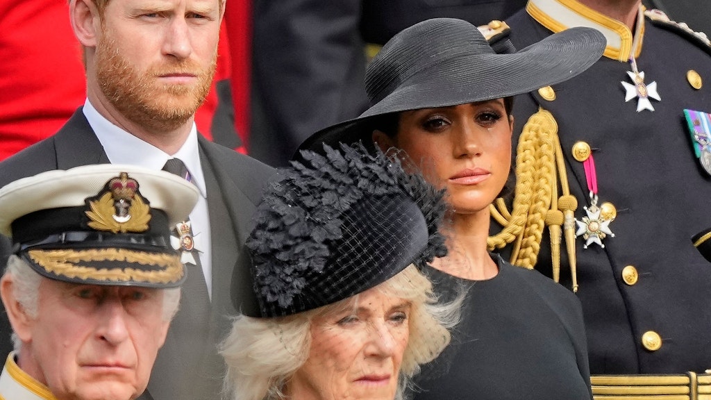 In der Familie der britischen Royals gibt es viele Spannungen - hier sind König Charles III, seine Gemahlin Camilla, Prinz Harry und Meghan gemeinsam beim Abschied von der verstorbenen Queen Elizabeth zu sehen. 