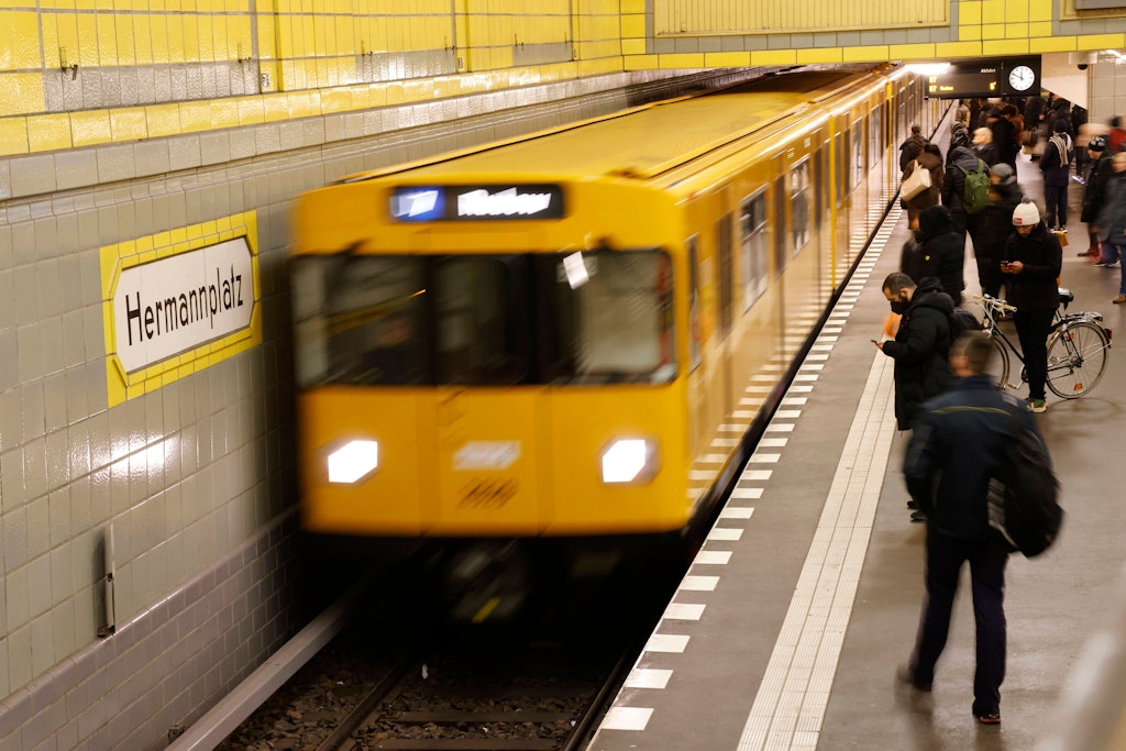 In die U-Bahn einsteigen ohne Fahrkarte? Die Strafen für Schwarzfahrer sollen abgemildert werden.