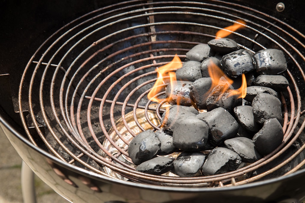 Der Holzkohlegrill sollte mindestens einen Abstand von 1,5 Metern zu brennbaren Materialien wie Gartenmöbeln haben. 