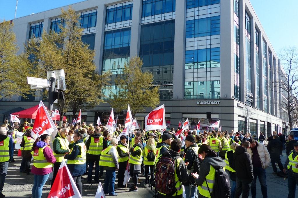 Mehrere hundert Beschäftigte von Galeria Karstadt Kaufhof versammelten sich mit Mitarbeitern von Ikea und Thalia vor der von der Schließung bedrohten Filiale in der Wilmersdorfer Straße.