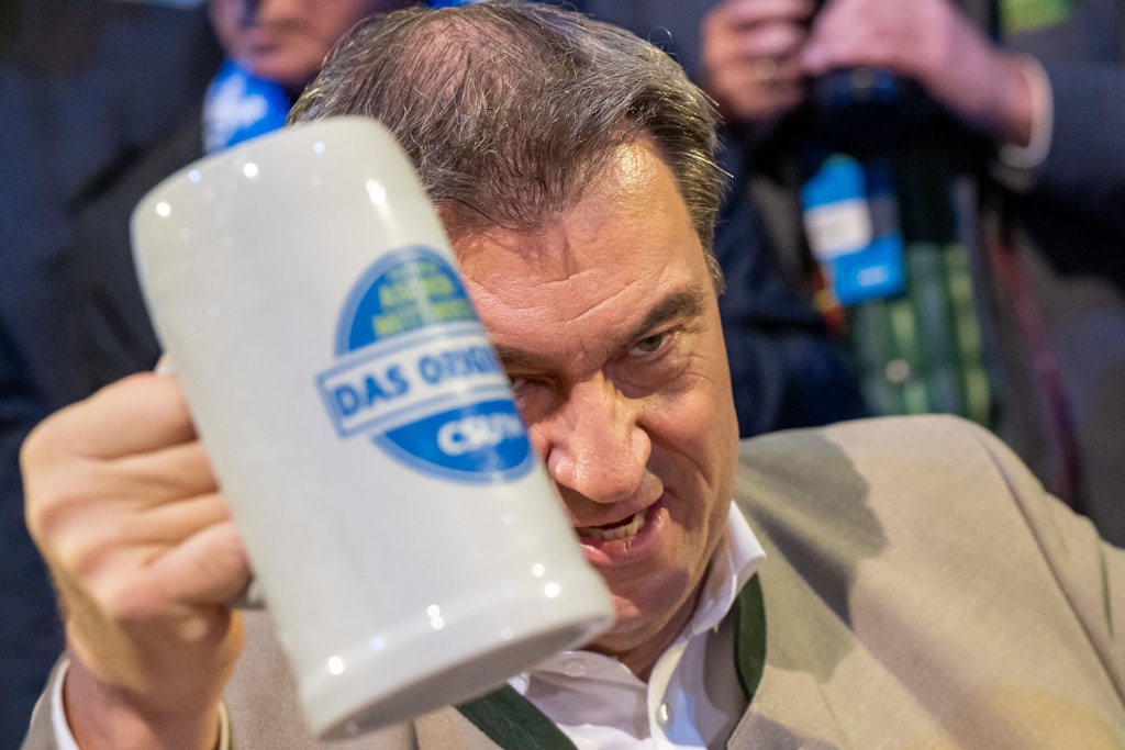 Bier in Maßkrügen ja, Cannabis nein: Der CSU-Vorsitzende und bayerische Ministerpräsident Markus Söder prostet mit Bier an.