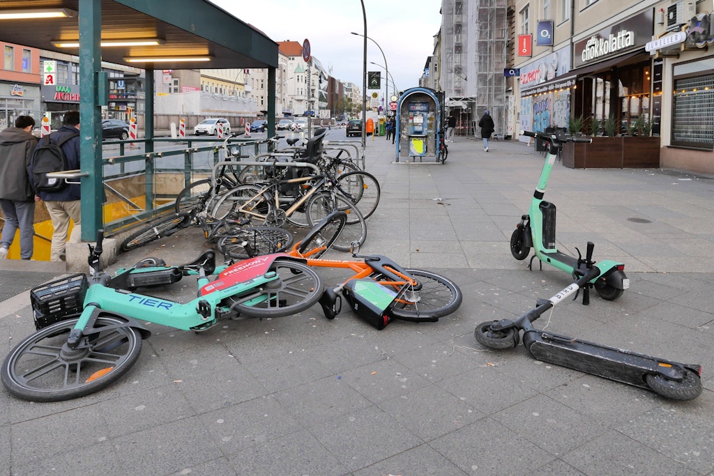 Ein typisches Bild: Umgestürzte E-Bikes und E-Scooter blockieren den Bürgersteig.