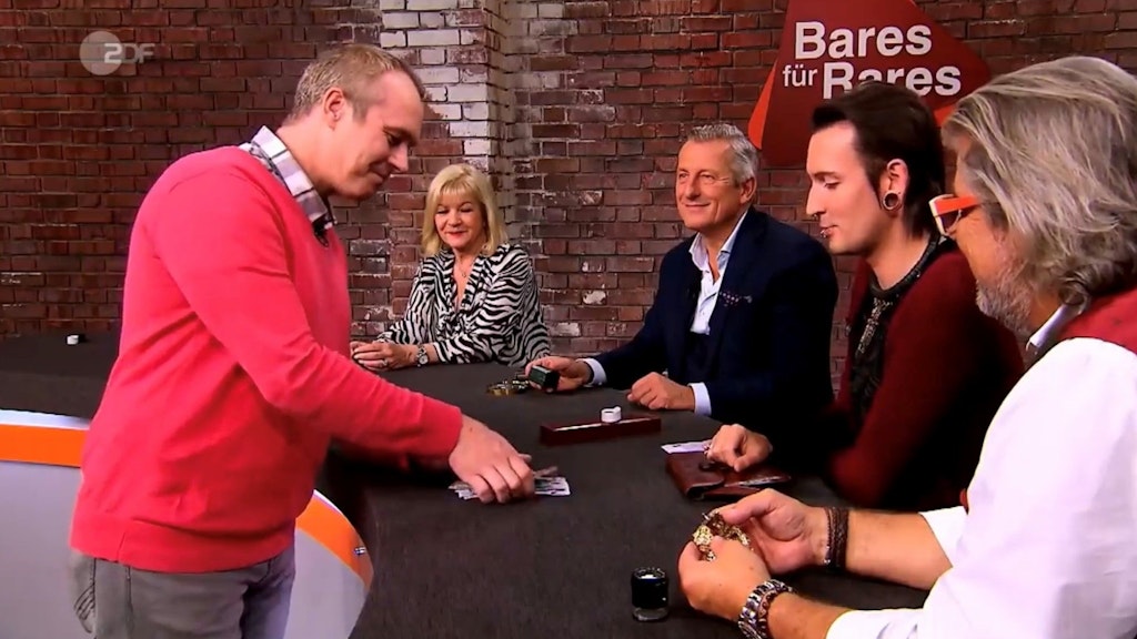 „Bares für Rares“-Händler Fabian Kahl zahlt 4650 Euro für den Goldschmuck.