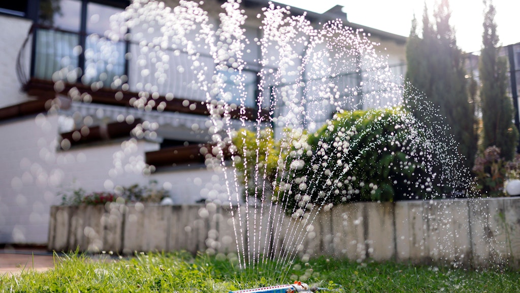 Beim Bewässern der Gärten verbrauchen die Berliner mehr Wasser als sonst. Im vergangenen Hitzesommer war das vor allem in der Nacht.
