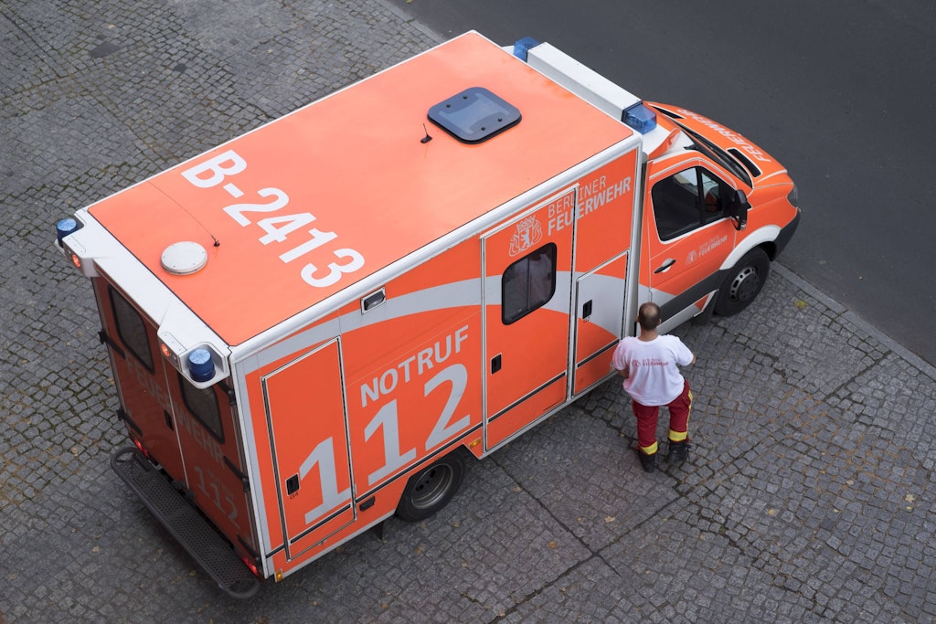 Rettungswagen der Berliner Feuerwehr: Ein Sanitäter wurde in Marzahn von einem Betrunkenen angegriffen.