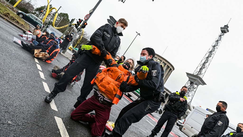 Immer wieder ist der Messedamm das Ziel der Klima-Kleber für Protestaktionen – hier im Februar 2022.