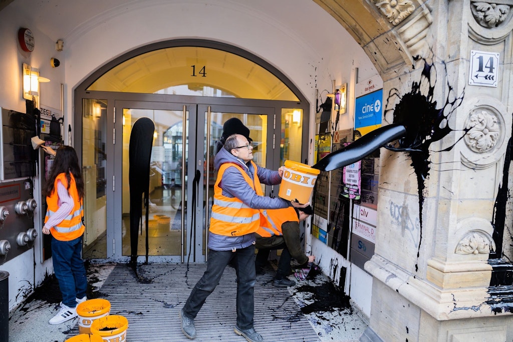 Alles fürs Klima - „Letze Generation“ schüttet ölartige Farbe am Eingangsbereich der FDP-Parteizentrale in Berlin aus.