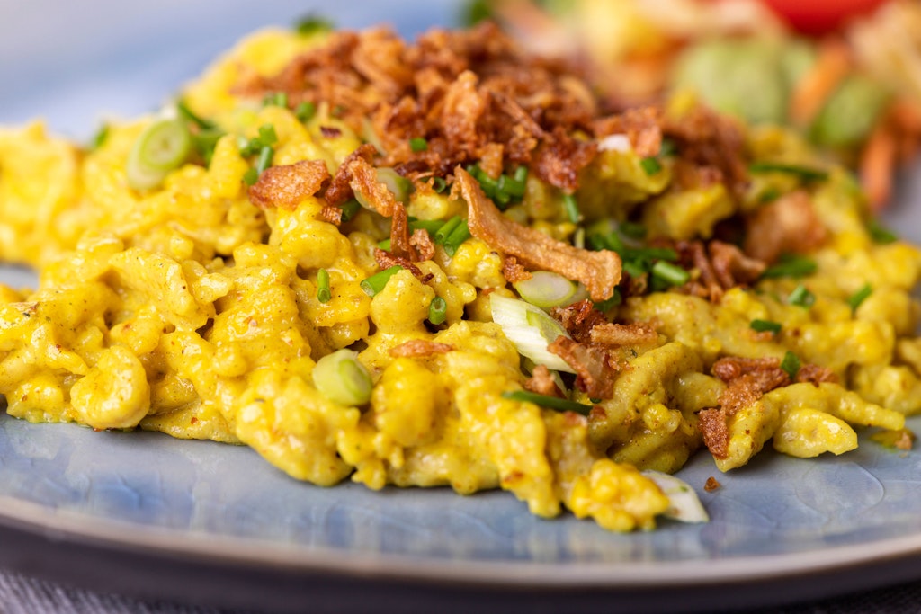 Die Spätzle-Pfanne mit Hähnchen schmeckt der ganzen Familie und ist ein schnelles Feierbandgericht.