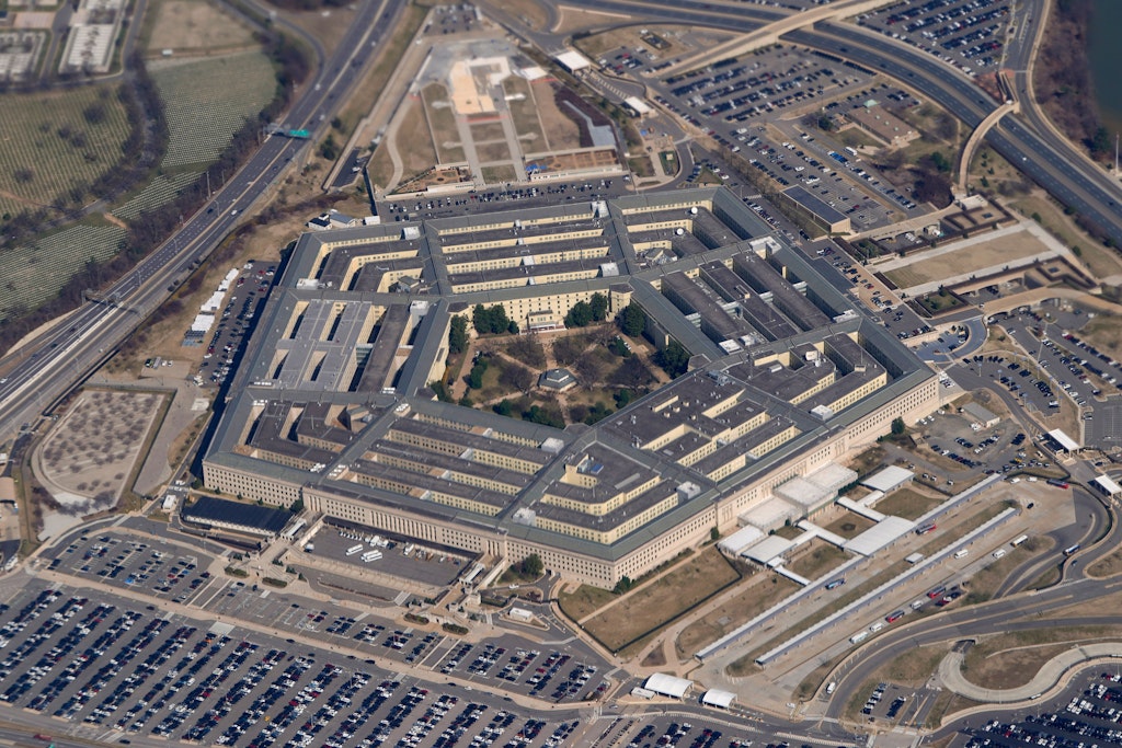 Das Pentagon jagt den Urheber des massiven Datenlecks bei US-Geheimpapieren. Verantwortlich ist wohl ein Mitarbeiter einer US-Militärbasis.