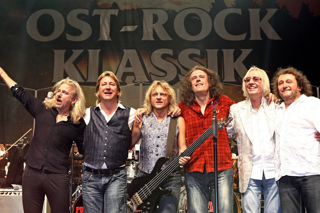 Karat, wie sie viele Fans lieben – hier bei einem Ost-Rock-Classic-Auftritt 2009: Gitarrist Bernd Römer, Sänger Claudius Dreilich, Bassist Christian Liebig, Schlagzeuger Michael Schwandt, Keyboarder Ed Swillms und Martin Becker. 