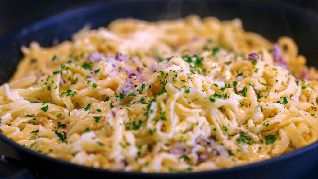 Die leckere Spätzle-Pfanne mit Hähnchenbrust ist schnell gemacht und extrem lecker.