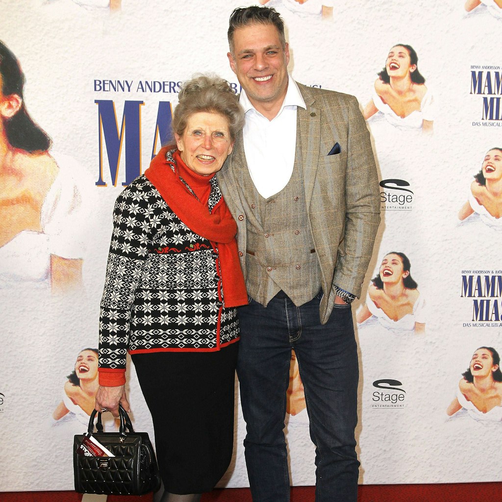 Carsten Spengemann kam mit seiner Mutter zur Musicalpremiere von „Mamma Mia!“.
