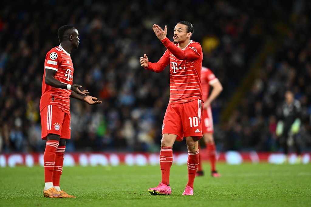 Hier explodiert es richtig. Leroy Sane zieht die Stirn kraus, gestikuliert mit den Händen und redet auf Sadio Mane ein.