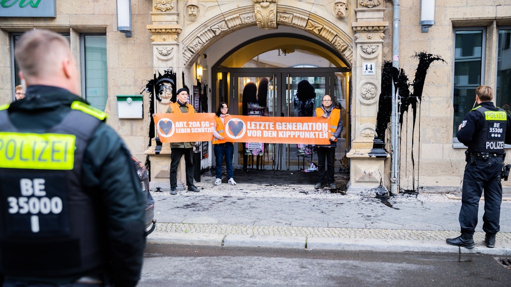 Zentrale der FDP in Berlin ist beschmiert, Banner ausgerollt und die Polizei schaut ein wenig zu.