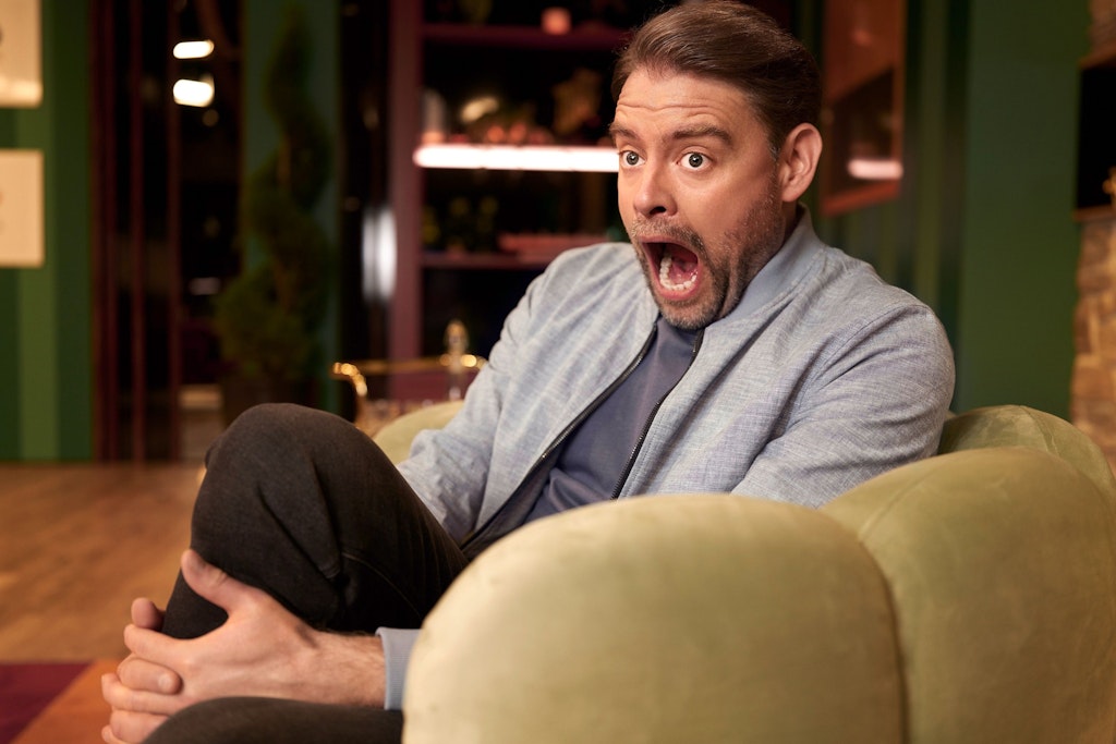 Max Giermann ist bei „LOL – Last One Laughing“ bekannt für seine Grimassen. Er reißt den Mund weit auf, um das Lachen zu unterdrücken.