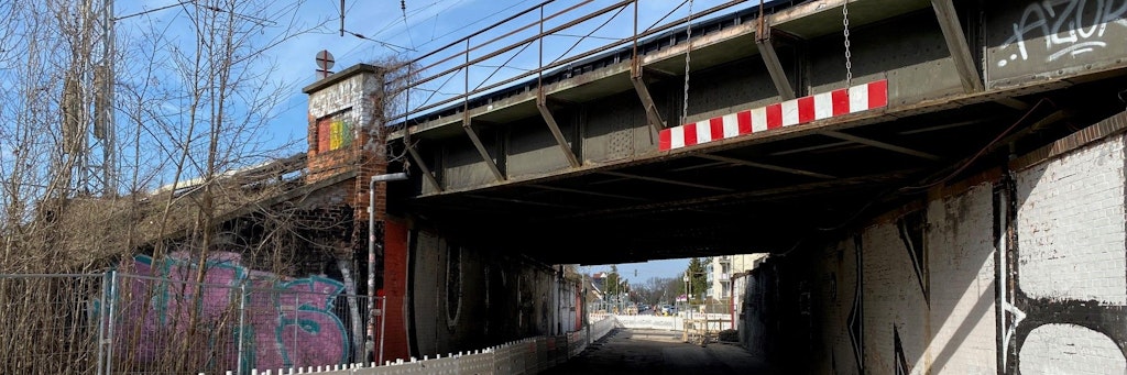 Die S-Bahn-Brücke über die Hämmerlingstraße wird am Sonntag beim Spiel des 1. FC Union gegen den VfL Bochum für Fußgänger geöffnet.